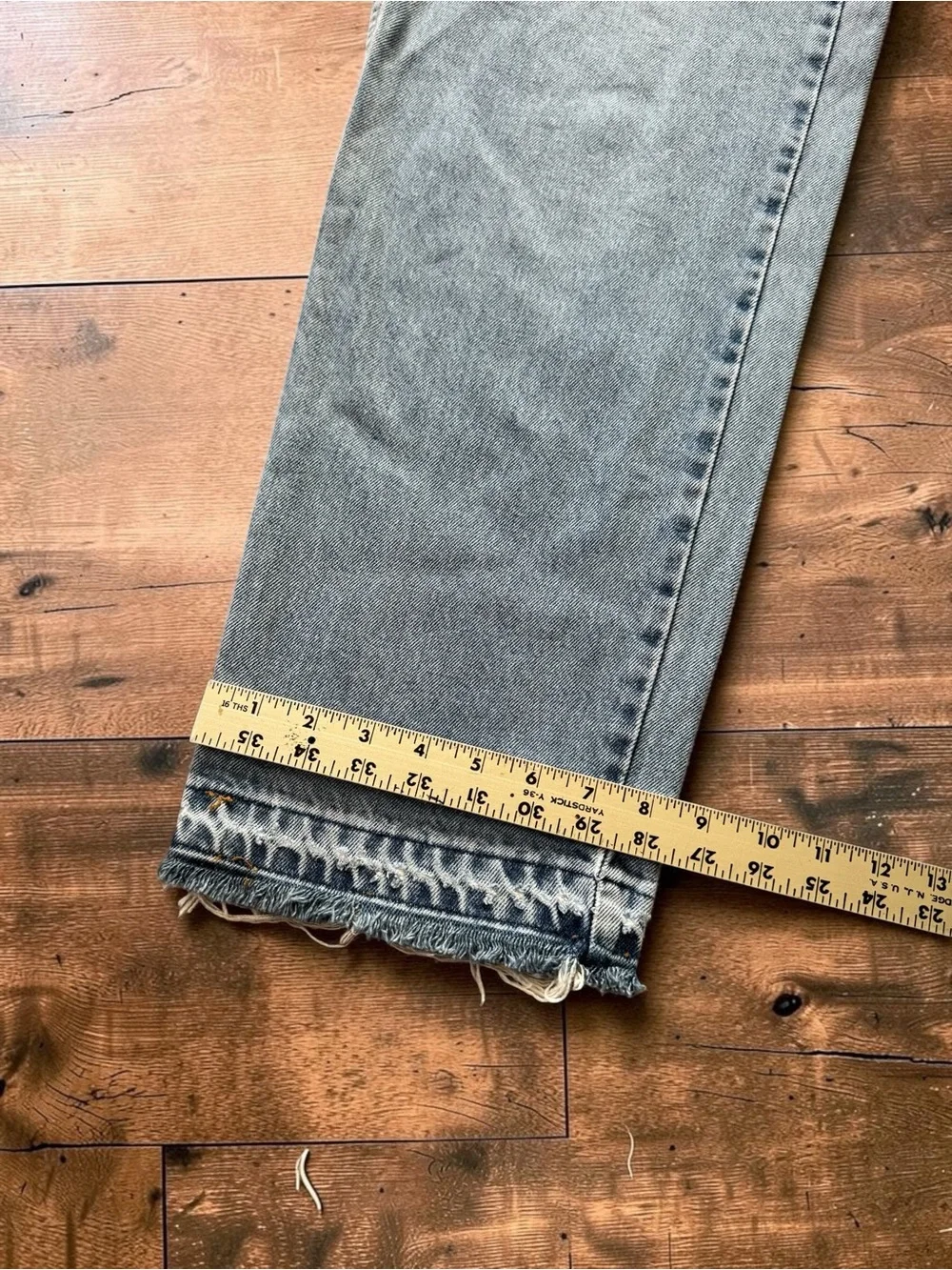 Vintage Levi’s 550 Jeans Mens 36x30 Relaxed Fit Light Wash Distressed Hem